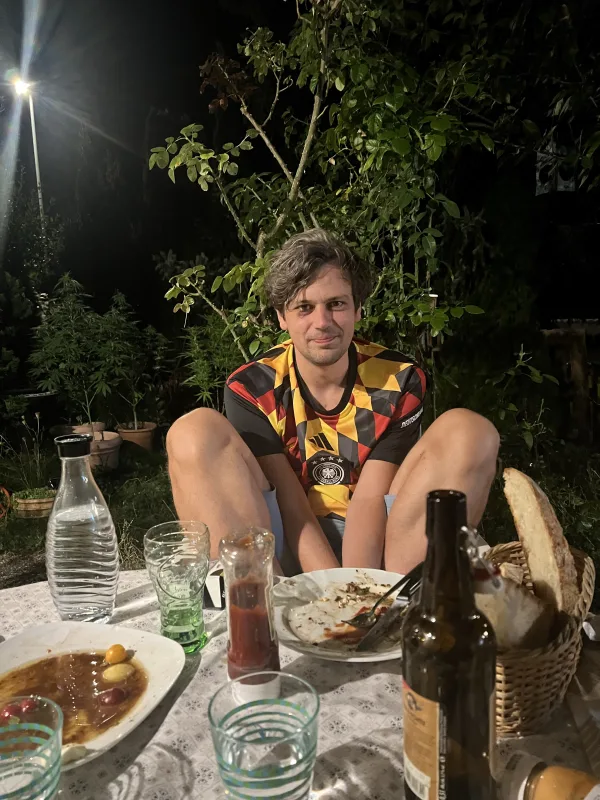 Fußballwirt Felix Rolf im Deutschlandtrikot beim Fußballabend im Garten