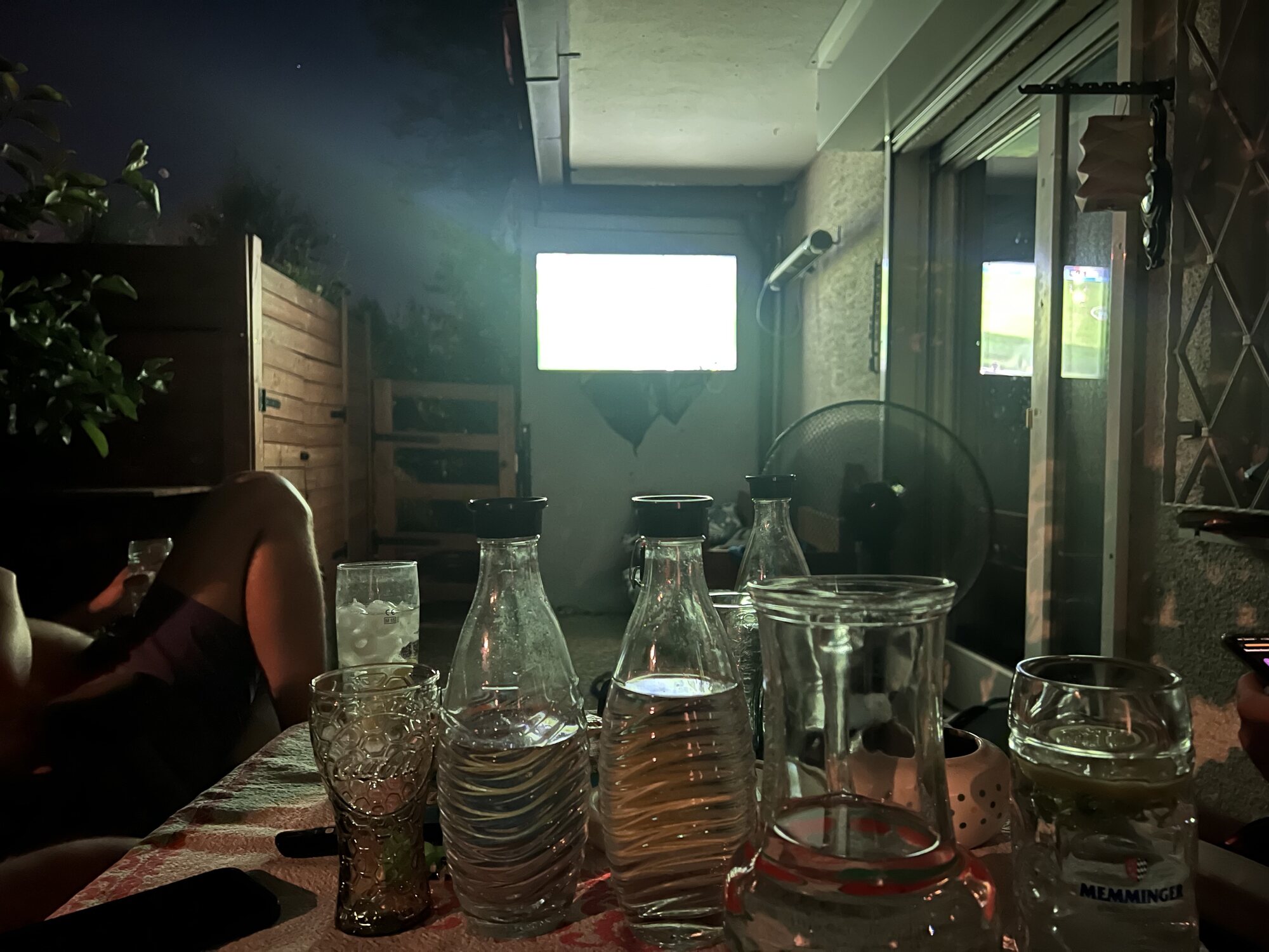 Tisch und Bildschirm auf der Terrasse in Rohrbronn